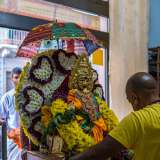 Ma ora per tutti i fedeli � arrivato il momento di trasferirsi al tempio Ganapathi Mariammen Kovil, situato sempre a Carrassi, in via Podgora